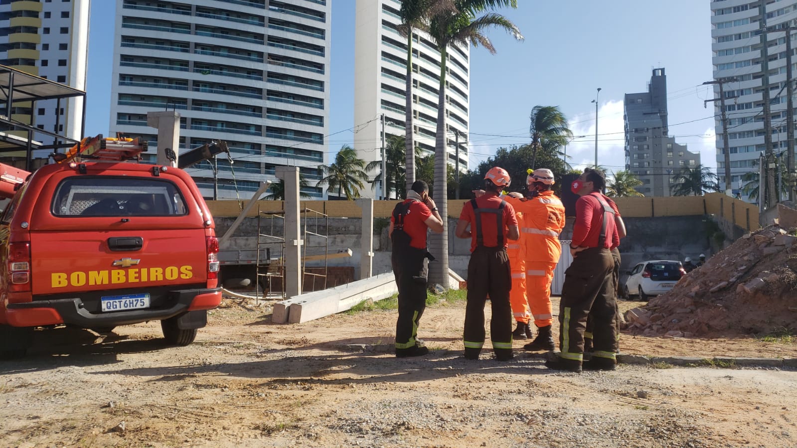 Trabalhadores ficam feridos após serem atingidos por viga que desabou