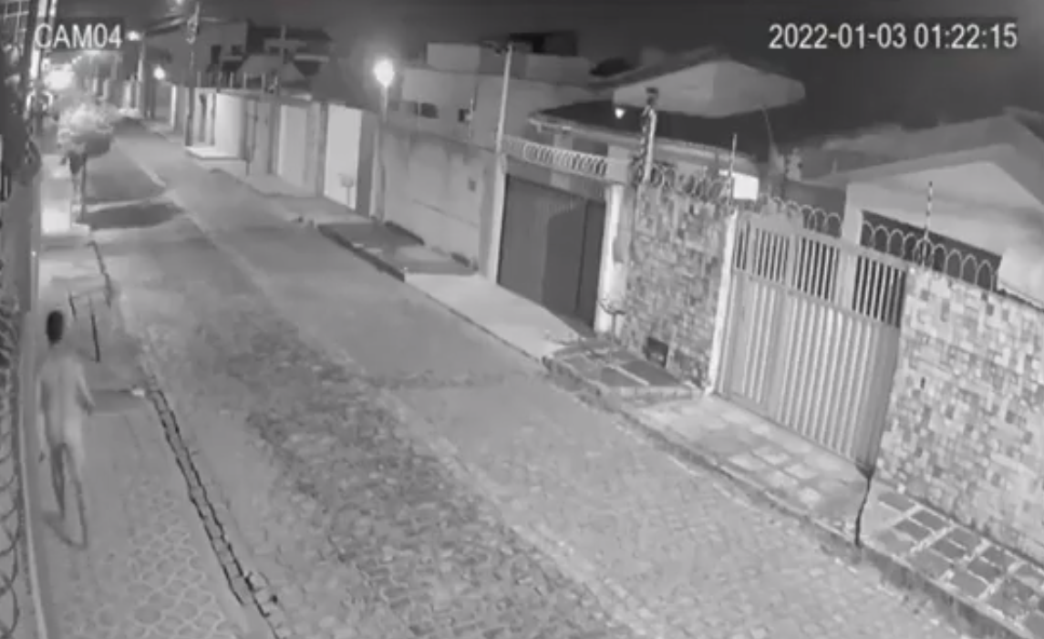 Homem é flagrado andando pelado pelas ruas de Parnamirim