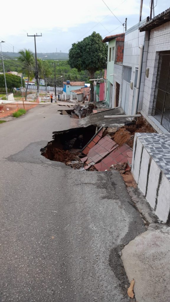 Caern faz contenções na Rua Boa Vista após abertura de cratera por