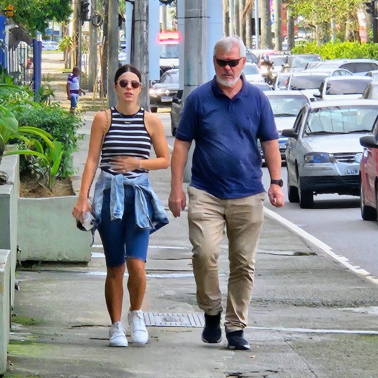 Atriz Sthefany Brito visita o irmão no hospital Kayky é gigante