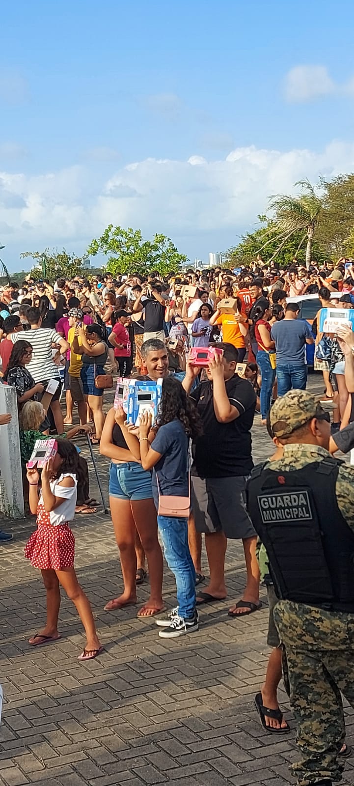 Público lota diversos pontos de Natal para o eclipse solar veja