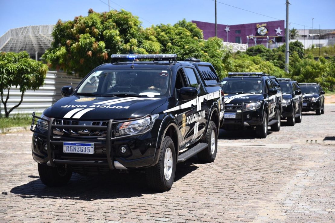 Viaturas da Polícia Civil do RN transitam em fila na cidade de Natal