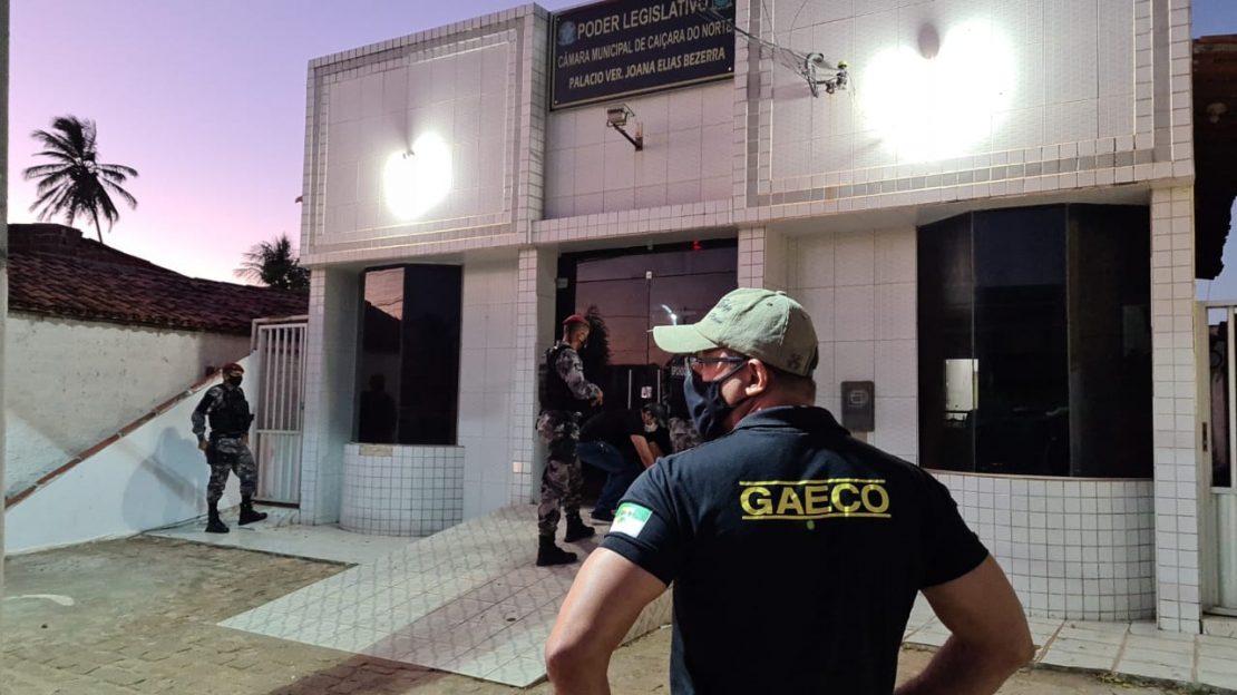 Policiais e agentes do Gaeco cumprindo mandados na Câmara Municipal de Caiçara do Norte