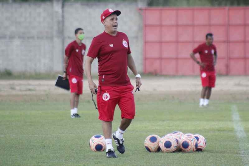 Evaristo Piza, treinador do América no último treino antes do duelo contra o Palmeira