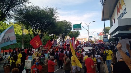 Manifestação em frente ao Midway contra Bolsonaro