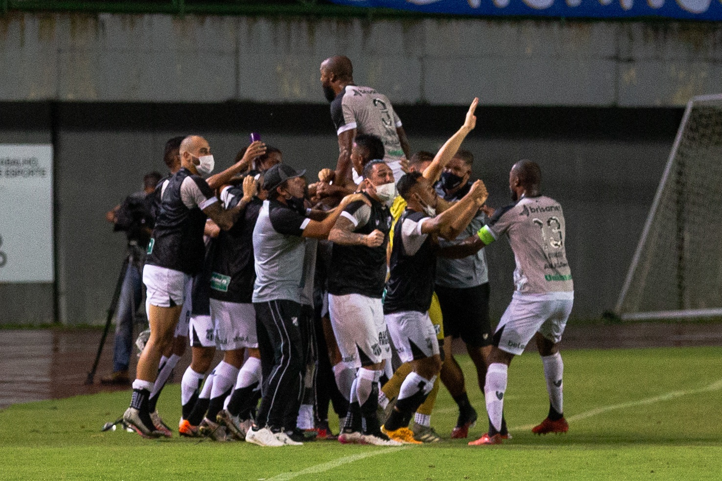 Ceará comemora gol da vitória contra o Bahia