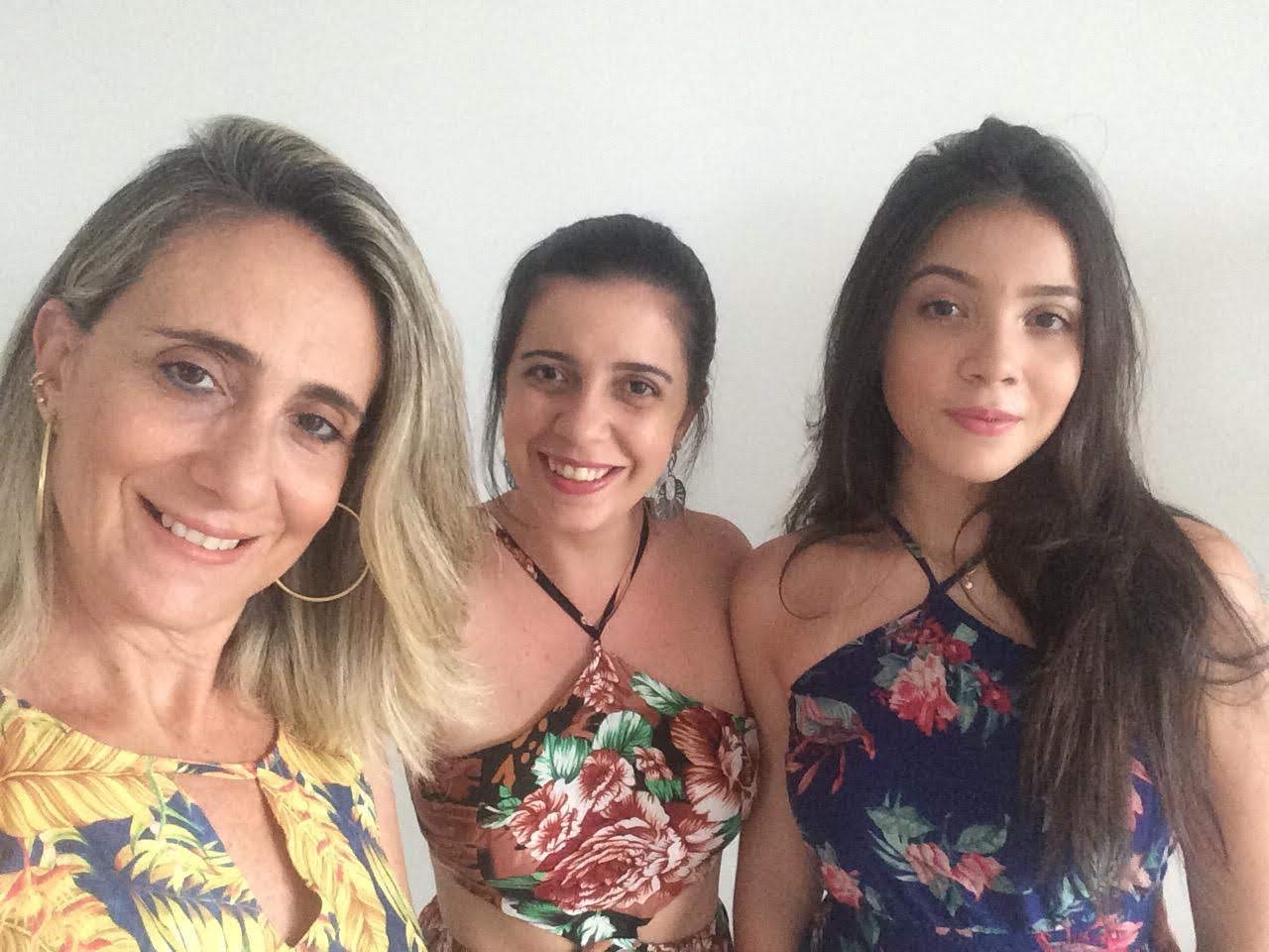 Fonoaudióloga Cláudia Roberta com as filhas Paola e Giulia