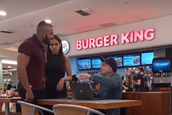 Dois homens discutem após um deles gritar insultos racistas no Natal Shopping