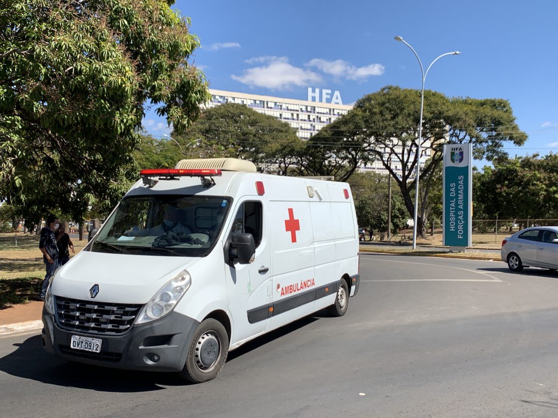 Ambulância levando Bolsonaro