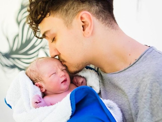 Christian Figueiredo anuncia nascimento do segundo filho com a youtuber Zoo