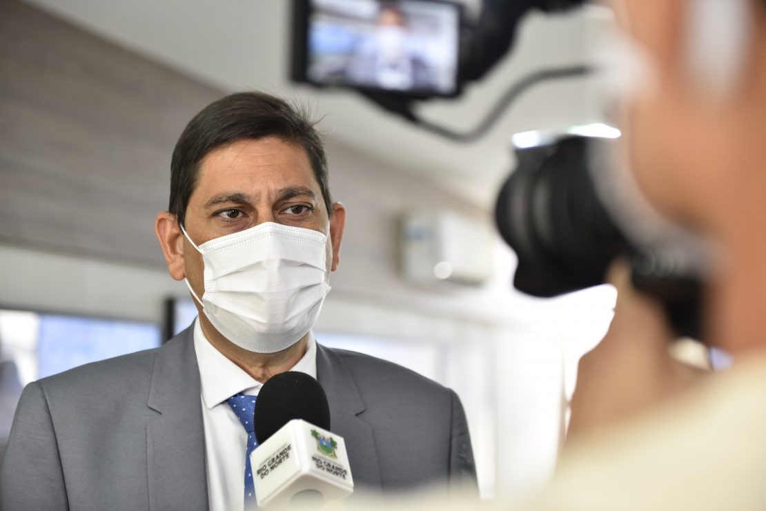Secretário Pedro Lopes usa máscara facial e empunha microfone