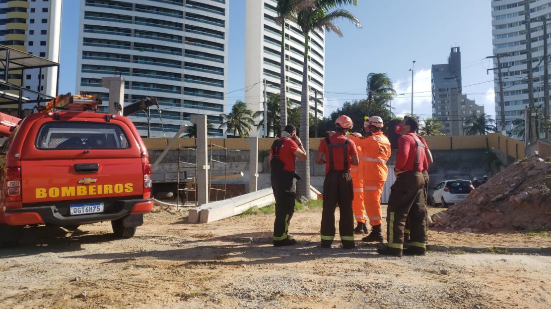 Viga desaba e atinge dois trabalhadores