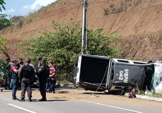 Viatura da PM capotada