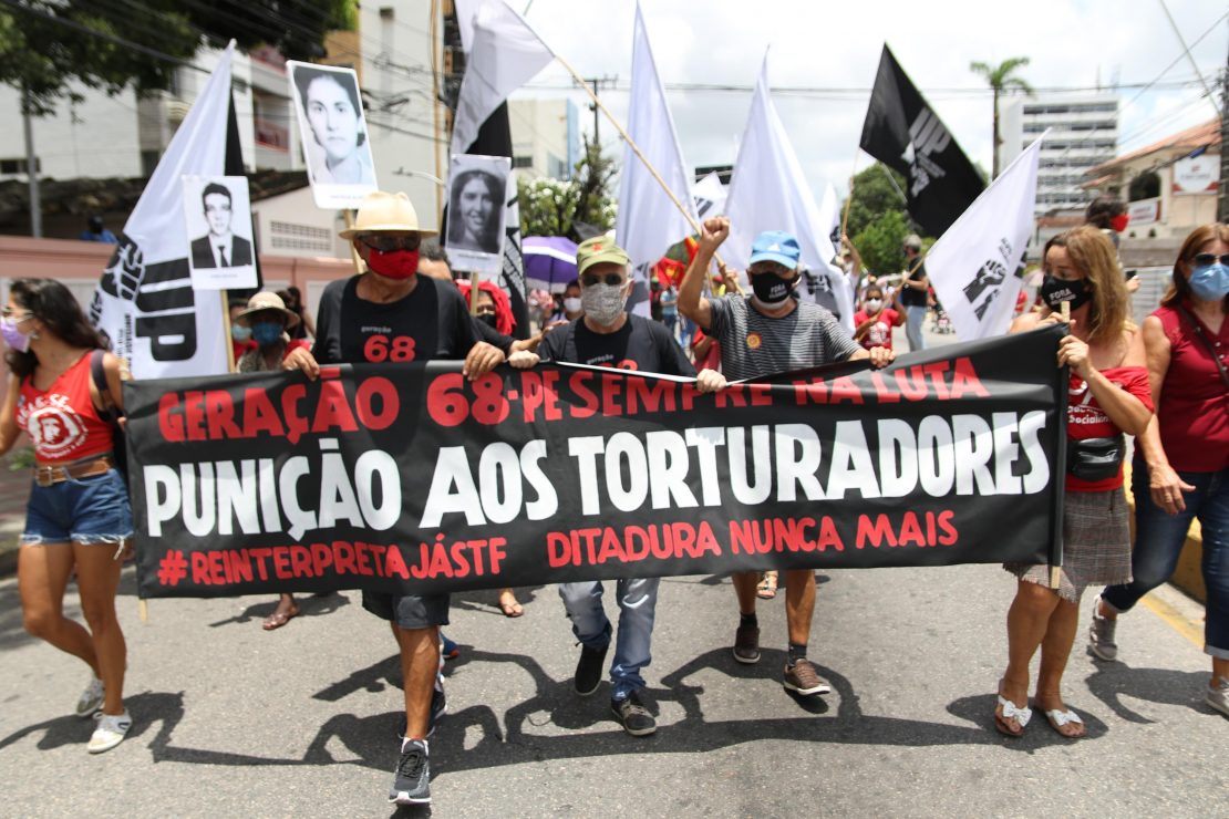 Protesto contra o Presidente Jair Bolsonaro neste sábado (2), na área Central de Recife (PE) - Foto: Marlon Costa/Futura Press/Estadão Conteúdo