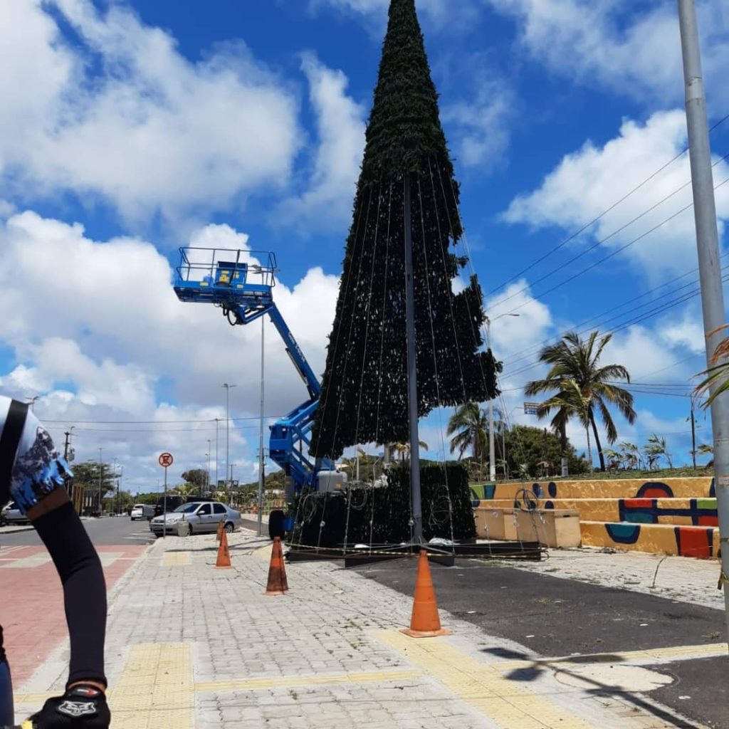 Árvore de Natal instalada sobre ciclovia