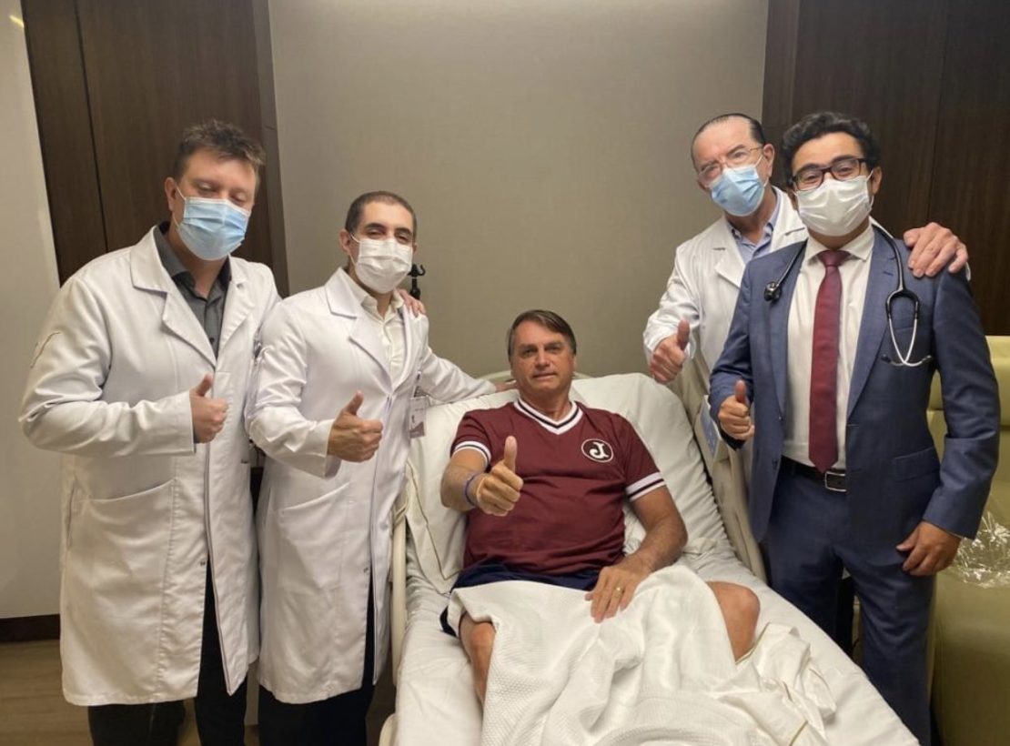 Bolsonaro com equipe médica