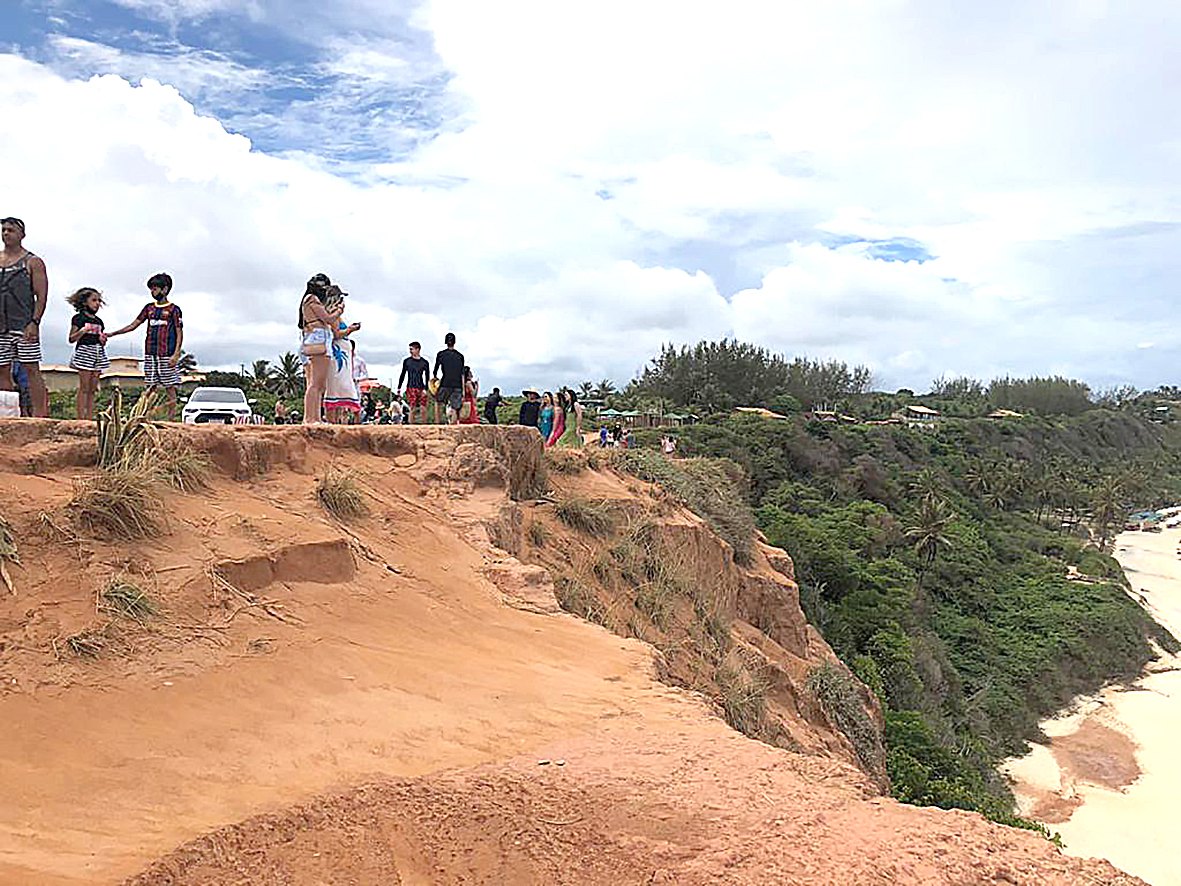 Sem fiscalização rigorosa, turistas e moradores continuam ignorando riscos nas falésias de Pipa