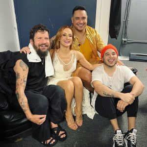 O encontro de Xanndy, Saulo, Tom Kray e Claudia Leitte nos bastidores do We Are Carnaval em Boston,  nos Estados Unidos