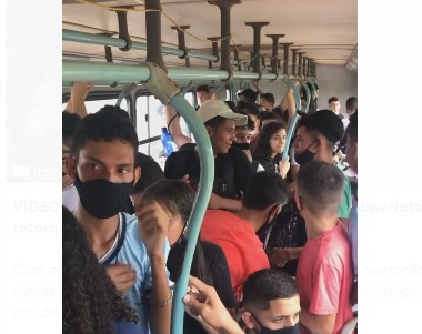 Ônibus escolar lotado em Parnamirim