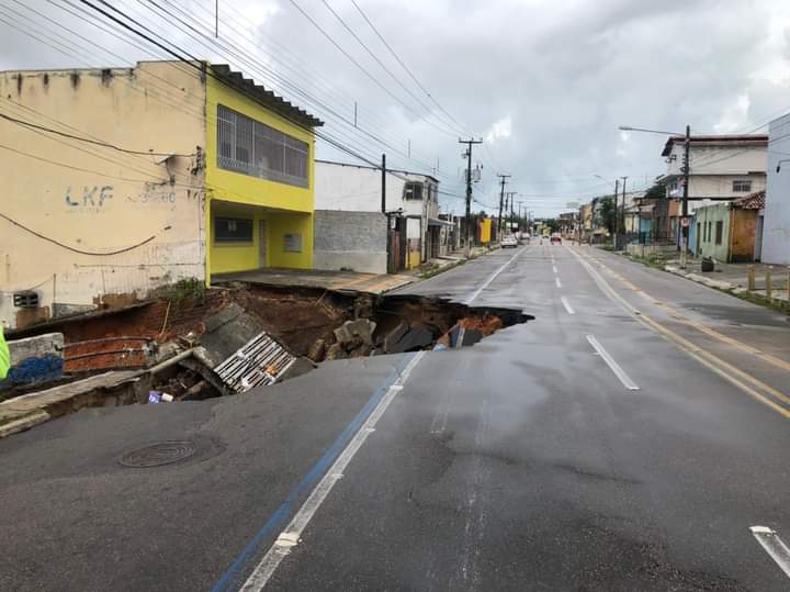 Cratera se abriu na avenida Dr. Mário Negócio - Foto: Reprodução