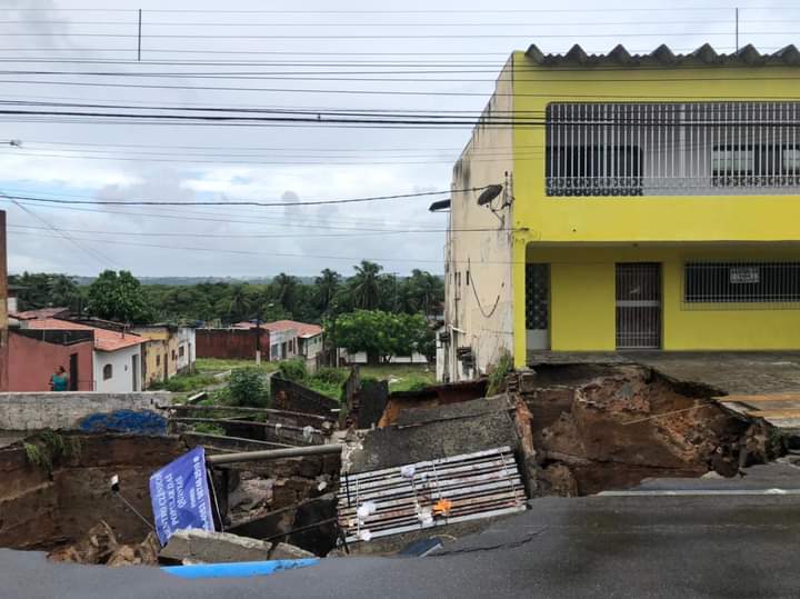 Cratera se abriu na avenida Dr. Mário Negócio - Foto: Reprodução