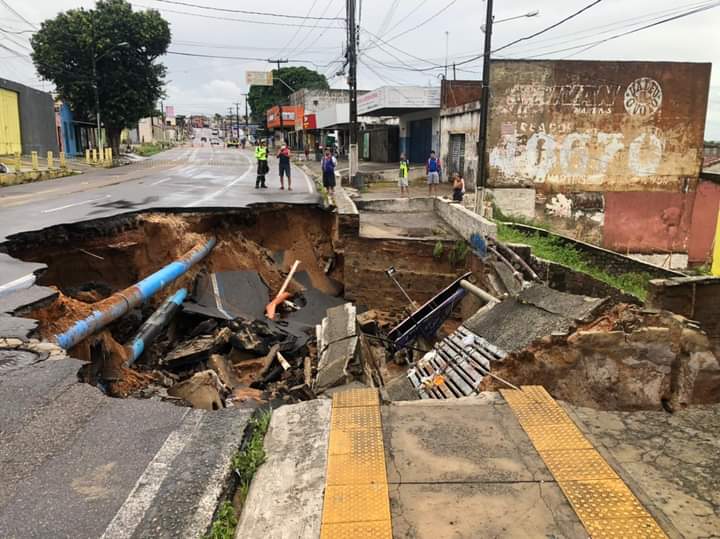 Cratera se abriu na avenida Dr. Mário Negócio