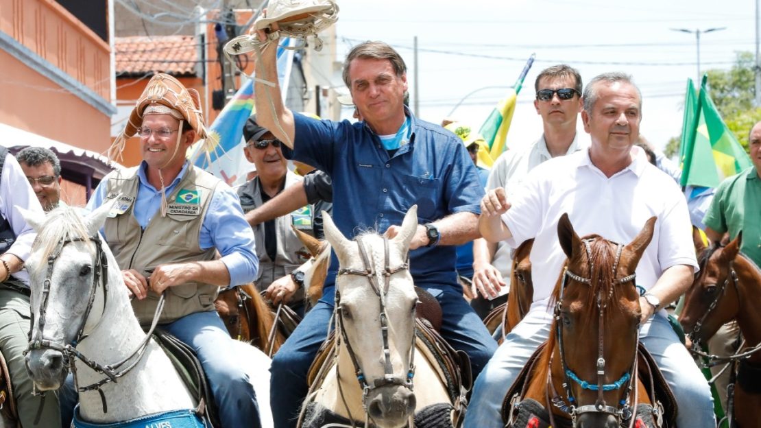 Bolsonaro anda a cavalo no RN