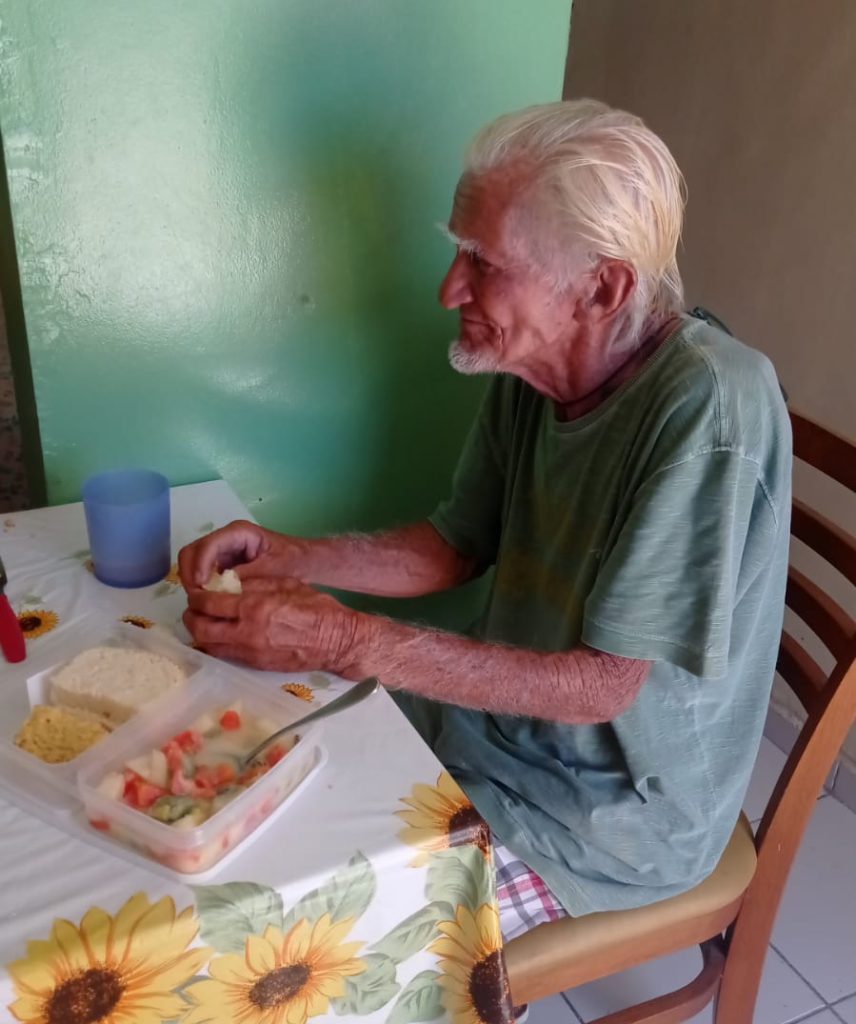 Seu João, de 64 anos, deixou de morar nas ruas de Nova Parnamirim, mas ainda precisa de ajuda - Foto: Cedida