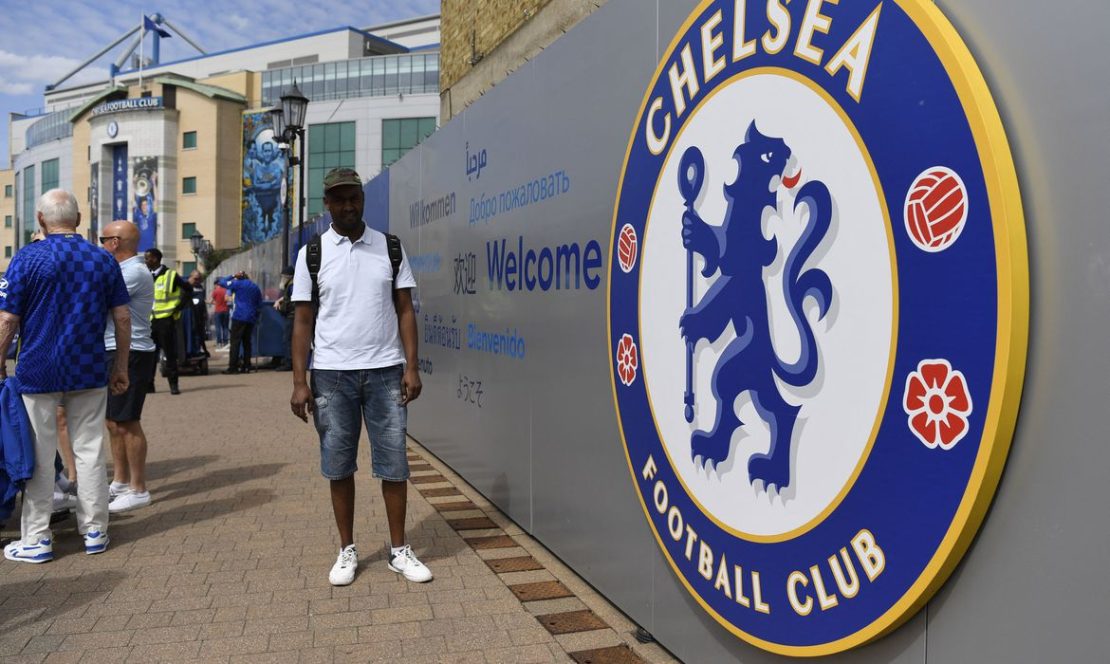 Torcedores na fachada do Chelsea