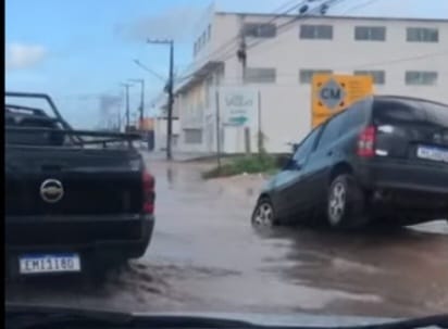 Carro cai em buraco na avenida Olavo Montenegro