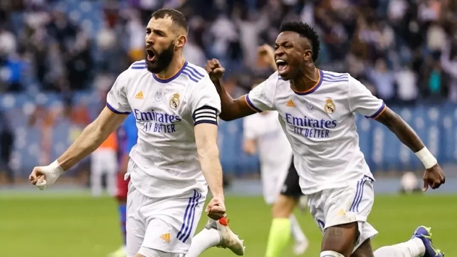 Benzema e Vini Júnior comemoram gol do Real Madrid