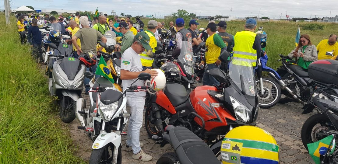 Apoiadores aguardam chegada de Bolsonaro