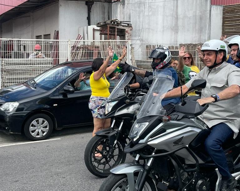 Jair Bolsonaro participa de motociata em sua chegada a Natal