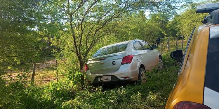 Carro roubado abandonado