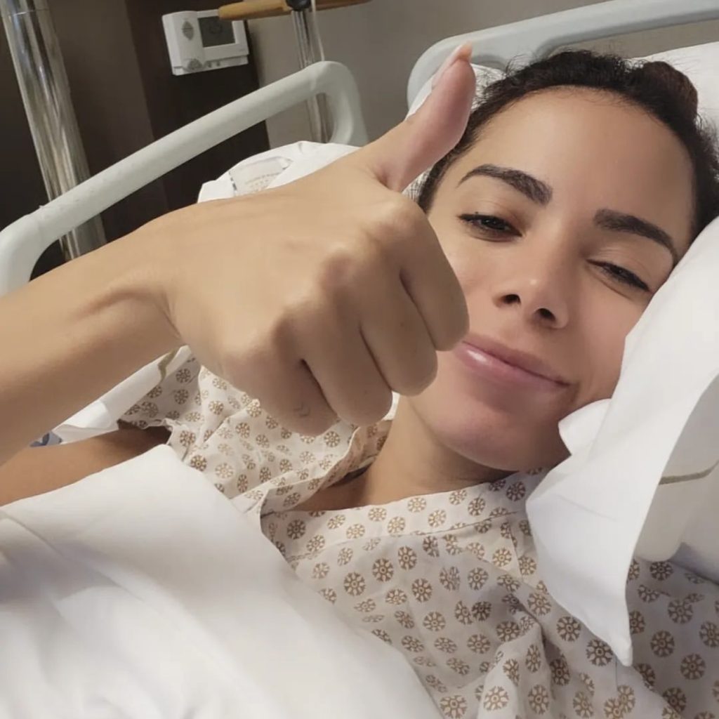 Anitta recebe alta hospitalar nesta segunda-feira (25)