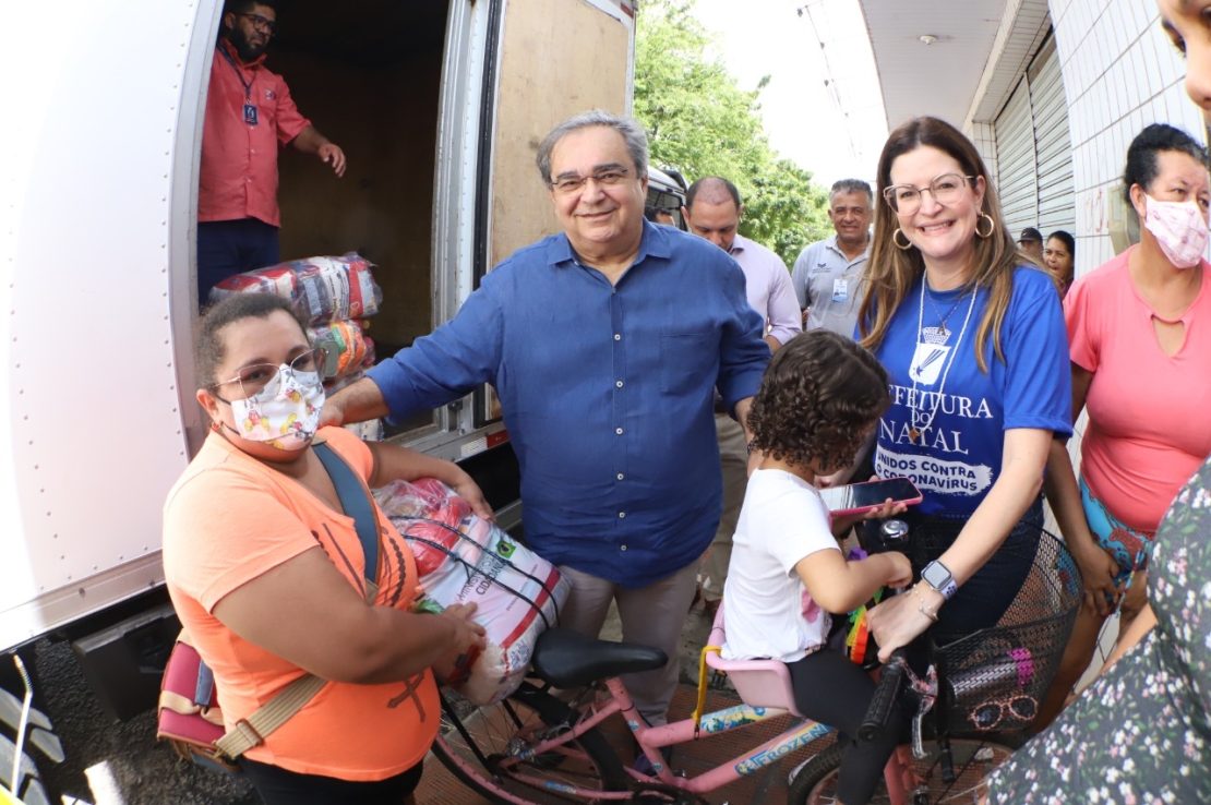 Álvaro Dias entrega cestas básicas