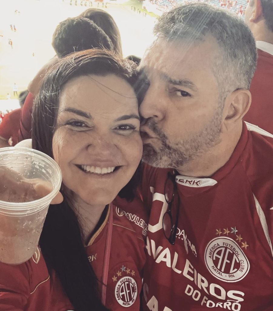 Janine Melo e Alex Padang comemoram  o acesso do América para a Série C