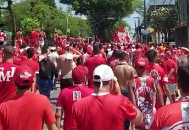 Torcida do América em caminha rumo à Arena das Dunas