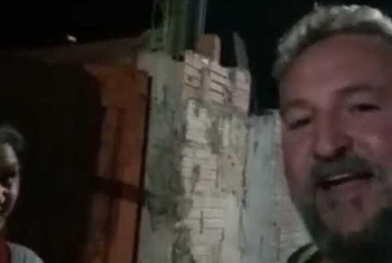 Homem suspende marmita para eleitora de Lula