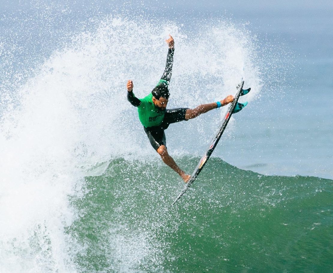 Filipe Toledo vence Italo e é campeão mundial de surfe pela 1ª vez