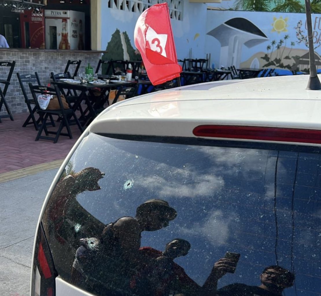 Carro com bandeira do PT alvejado