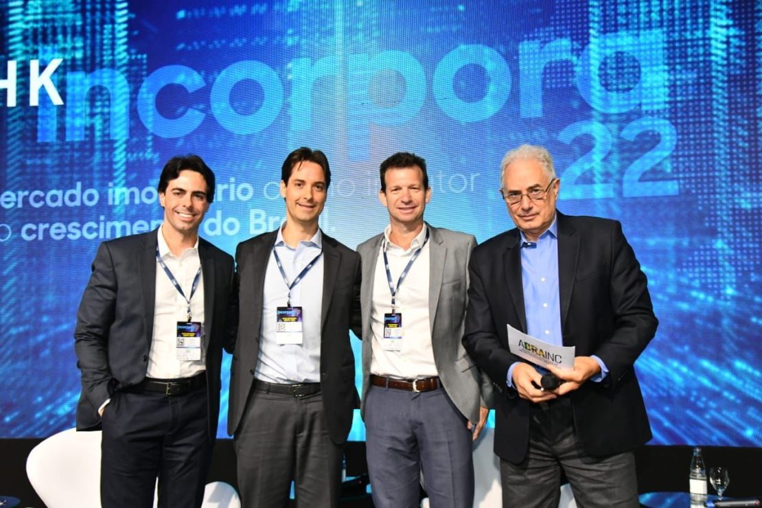 Diego Villar, CEO da Moura Dubeux, Leandro Melnick, CEO da Even, e Ricardo Ribeiro Gontijo, CEO da Direcional e o jornalista Willian Waack, que mediou o painel - Foto: Divulgação