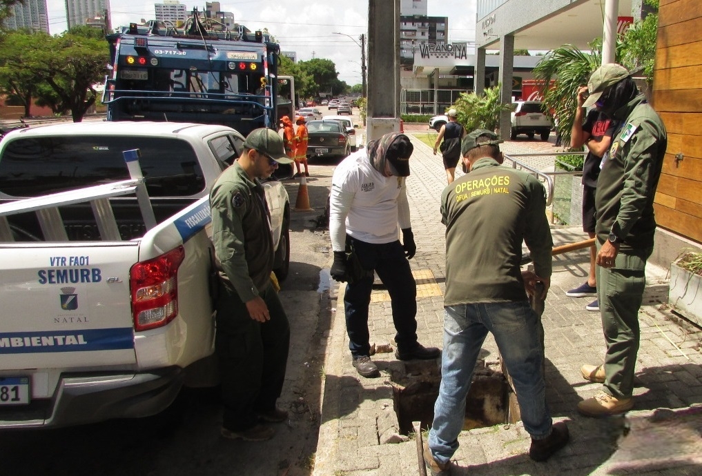 Ligação clandestina de esgoto em Ponta Negra