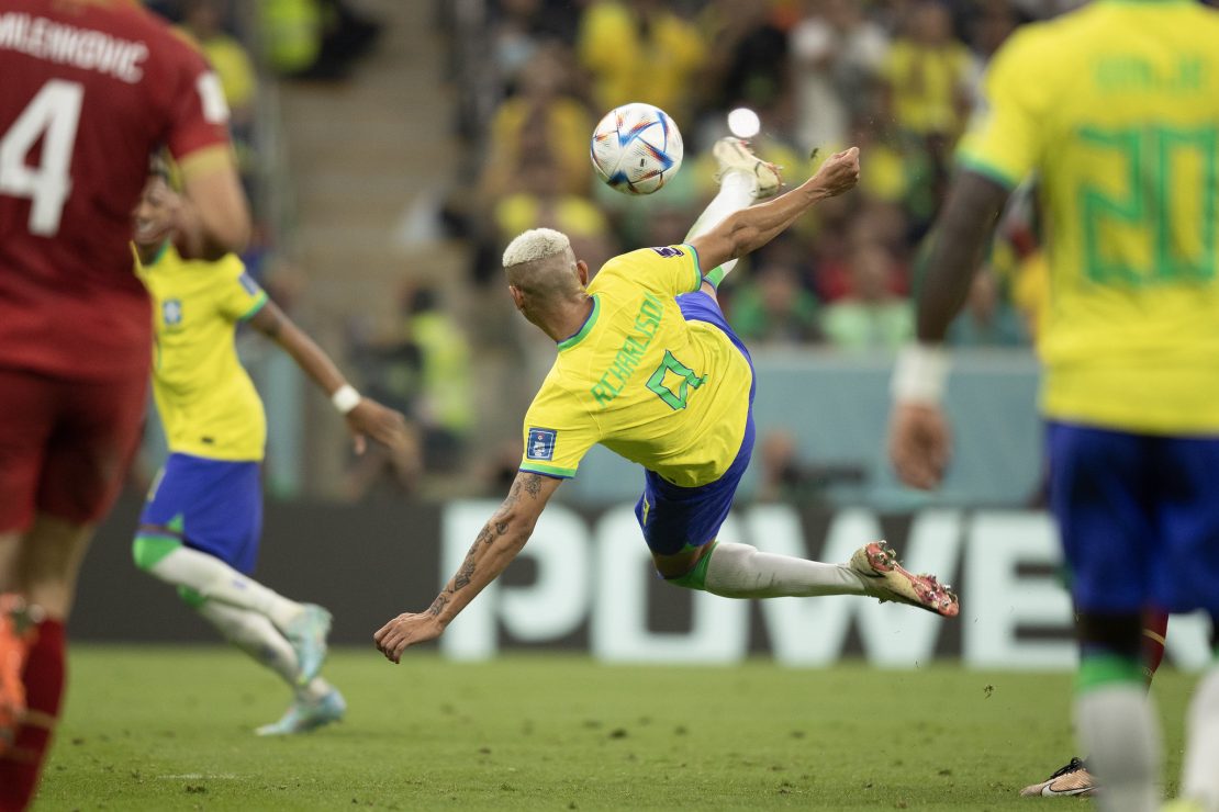 Richarlison marca dois gols