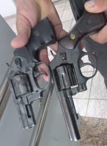 Armas apreendidas com o criminoso