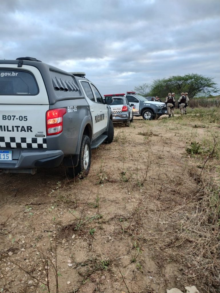 Polícia Militar em diligências buscando os suspeitos de triplo homicídio