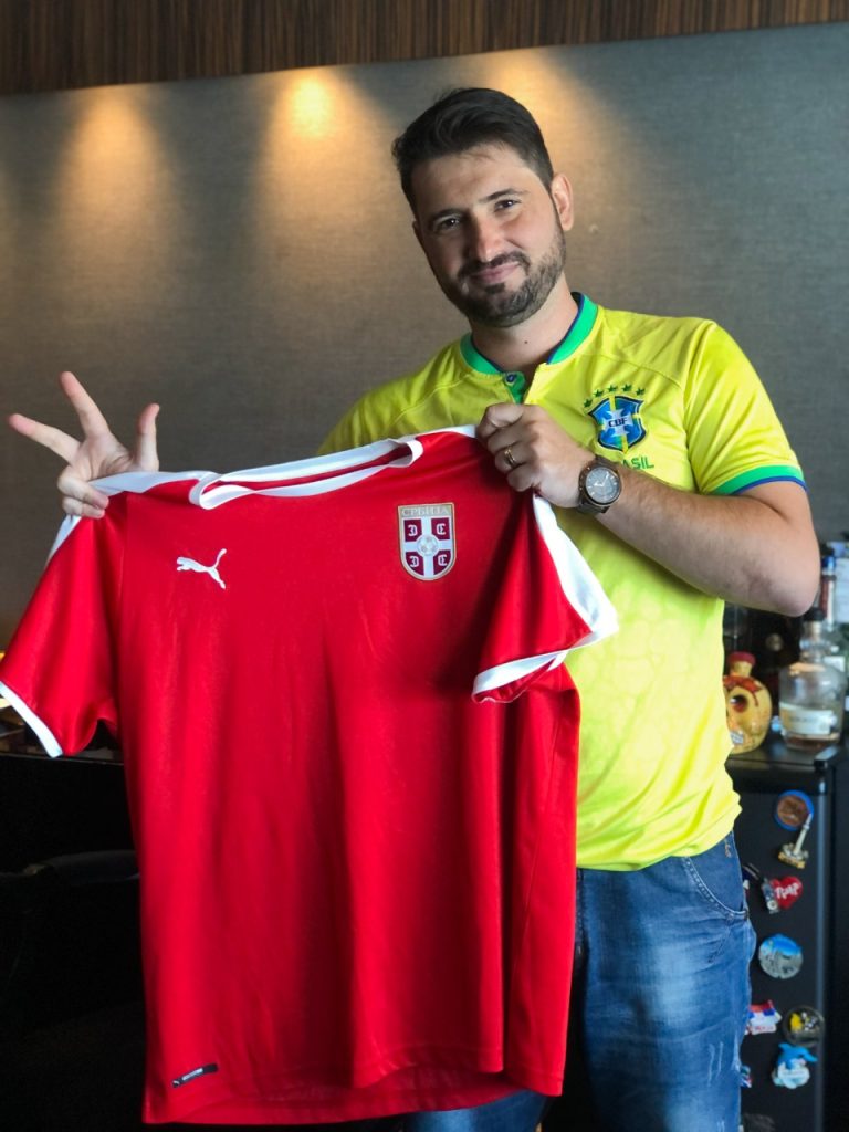 Camisa da Sérvia na mão e a do Brasil no peito