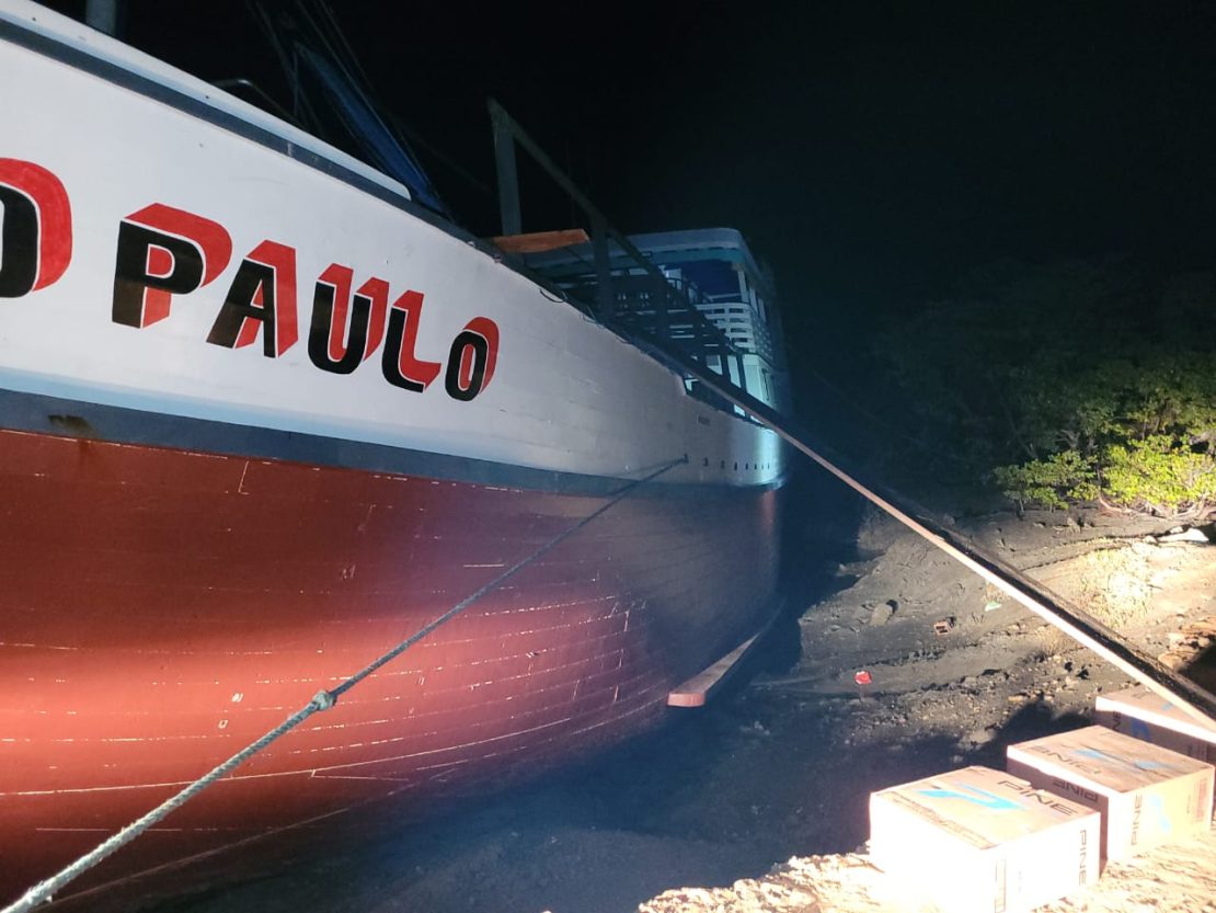 Embarcação pesqueira apreendida com cigarros contrabandeados