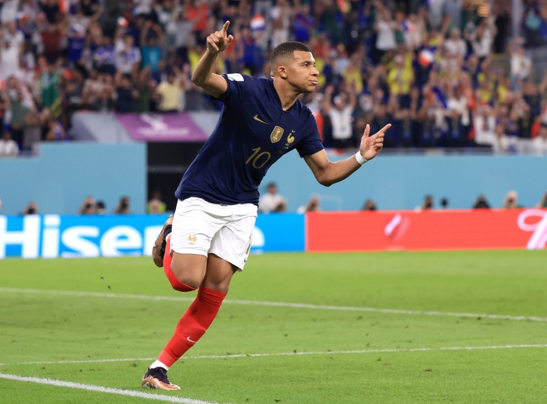 Mbappé marca dois e garante classificação