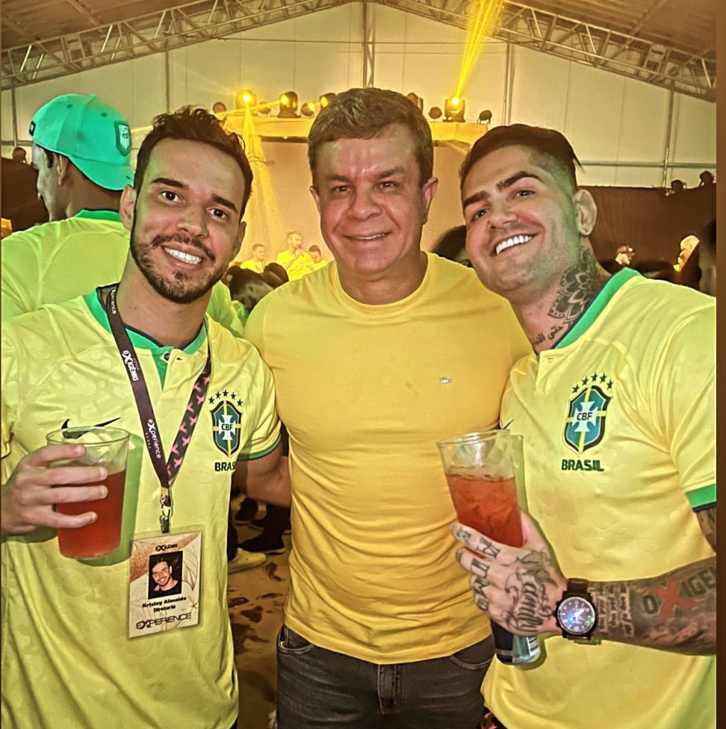 Comemorando a vitória do Brasil contra a Sérvia, Krisley Almeida, Jarbas Filho e Matheus Adma na Copa D’Praia - Foto: Cedida